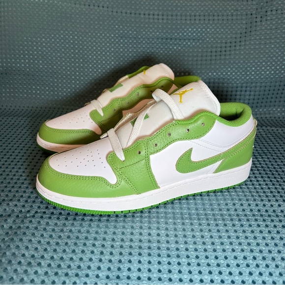 ***NWT***Air 1 Jordan Low SE Green & White - Picture 1 of 11